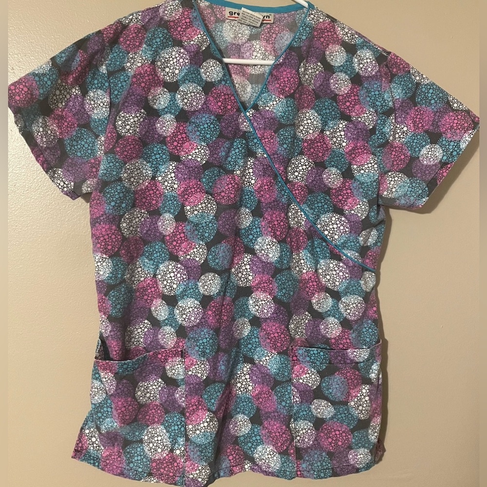 Women’s Circle Pattern‎ Scrub Top.